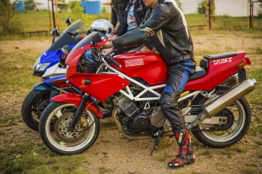 Kırmızı ve mavi spor motobikes adam