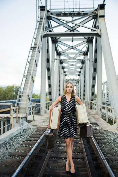 Chica en ferrocarril puente de metal —  Fotos de Stock