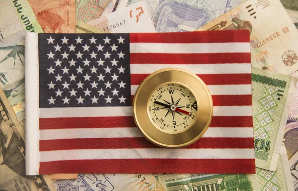 Золотой компас на американском флаге — стоковое фото