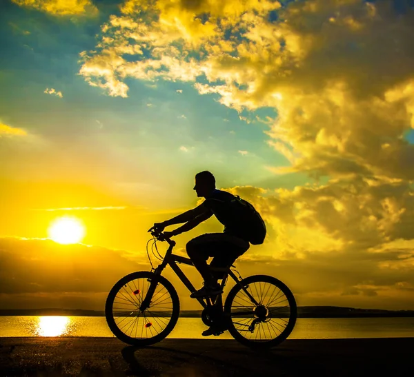 Turista homem de bicicleta — Fotografia de Stock