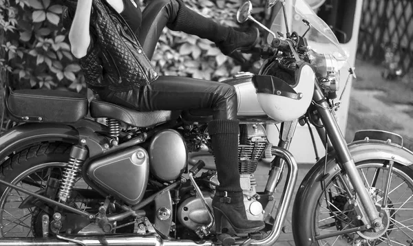 Biker Mädchen auf Retro-Motorrad — Stockfoto