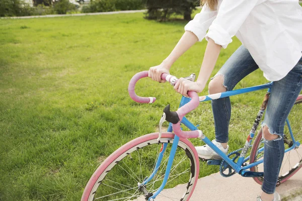 Chica monta su bicicleta hipster — Foto de Stock