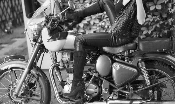 Kostým motorkářka na Retro motocyklu — Stock fotografie