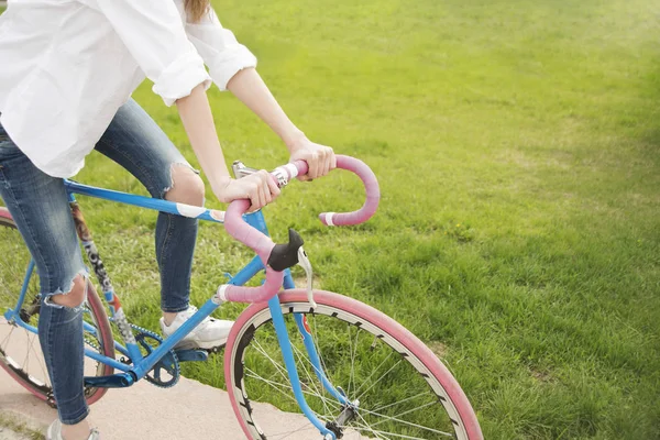Девушка ездит на своем хипстерском велосипеде — стоковое фото