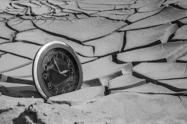 Годинник на тріснутому сухому ґрунті — стокове фото
