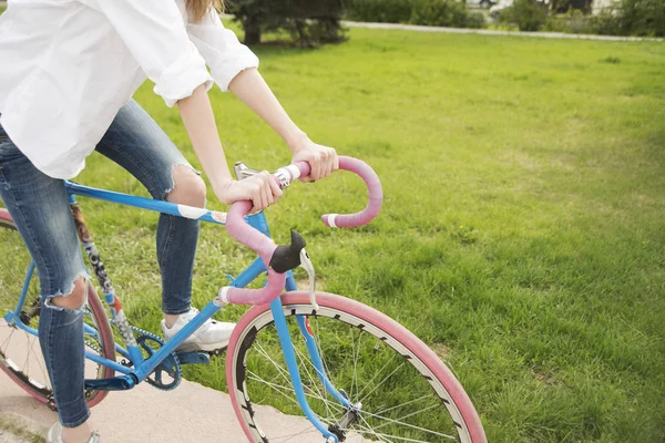Девушка ездит на своем хипстерском велосипеде — стоковое фото