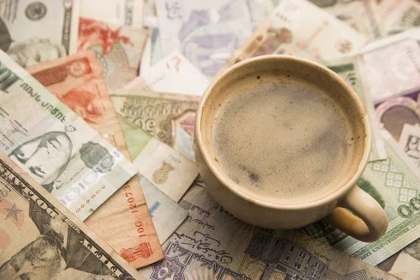 Káva na dolarové bankovky — Stock fotografie