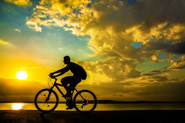 Tourist man on  bike — Stock Photo, Image
