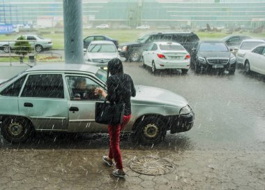 Yağmur altında trafiğe kapalı kadın
