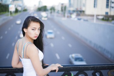 üst geçit üzerinde duran kadın