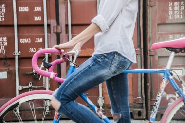  hipster kadın bisiklet üzerinde. 