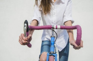  hipster kadın bisiklet üzerinde. 