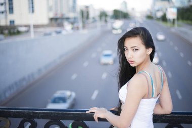 üst geçit üzerinde duran kadın