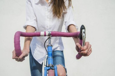  hipster kadın bisiklet üzerinde. 