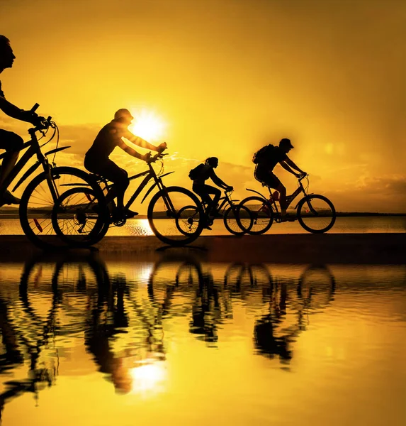 Üres Tér Sportos Barátok Bicikliznek Naplementekor Kerékpárosok Part Mentén Sport — Stock Fotó