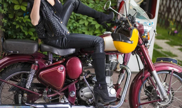 Biker meisje op Retro motorfiets — Stockfoto