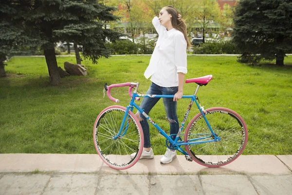 Κομψά Μοντέρνα Hipster Κορίτσι Ρετρό Ποδήλατο Αθλητισμού — Φωτογραφία Αρχείου
