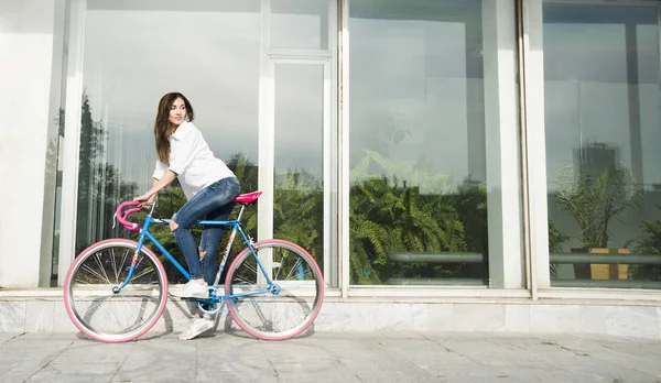 Menina no esporte bicicleta vintage — Fotografia de Stock