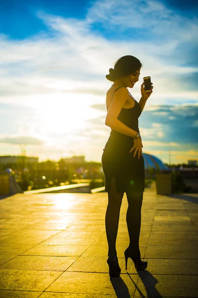 Femme Tenant Téléphone Portable Sur Toit Gratte Ciel Ville — Photo