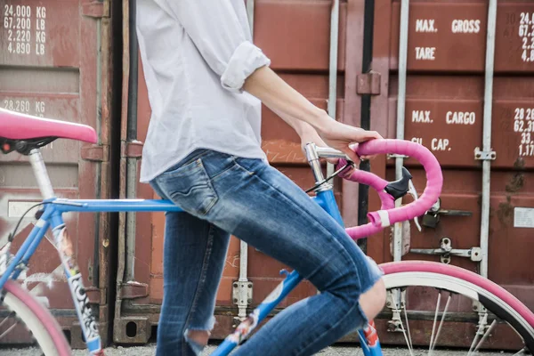 Hipster-Frau auf Fahrrad. — Stockfoto