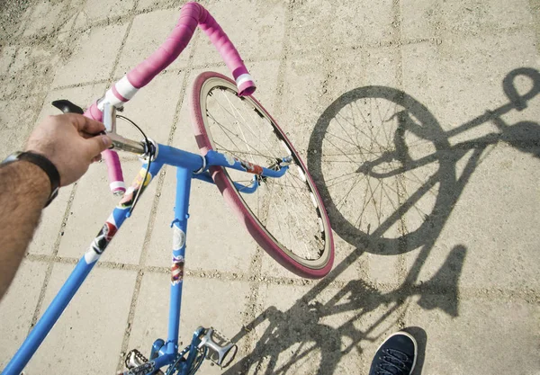 Man' s hand på sport cykel. — Stockfoto