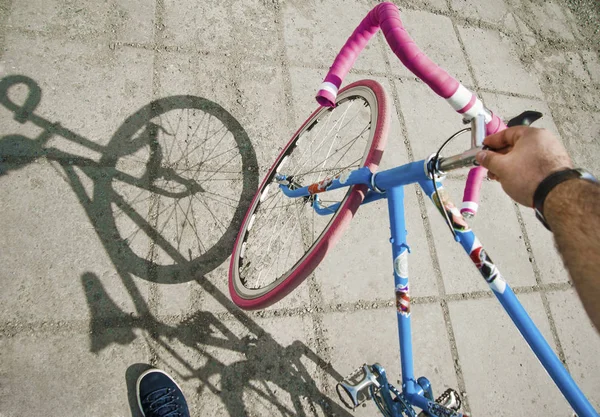 Männerhand auf dem Sportfahrrad. — Stockfoto