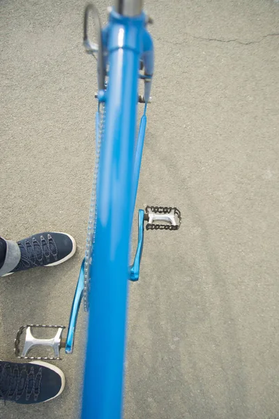 Bisikletçi dağ bisikleti ile — Stok fotoğraf