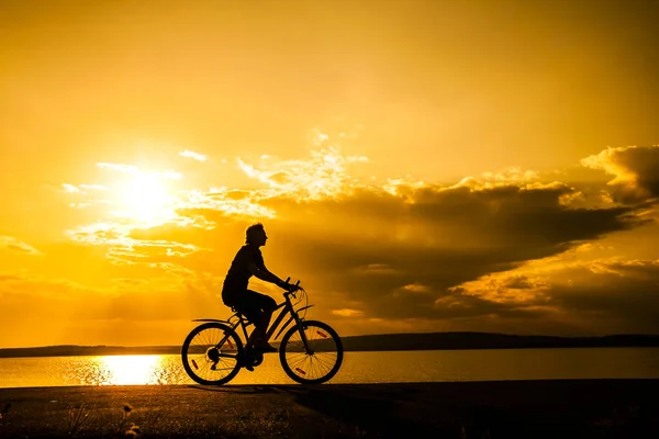 Uomo turistico in bicicletta — Foto Stock