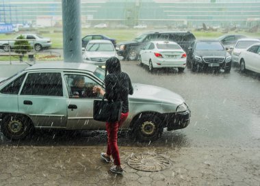 Yağmur altında trafiğe kapalı kadın