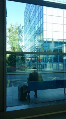  bir bankta oturan iş adamı 