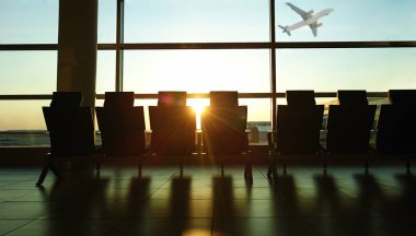 Koltuklar, gün batımında Havaalanı. 