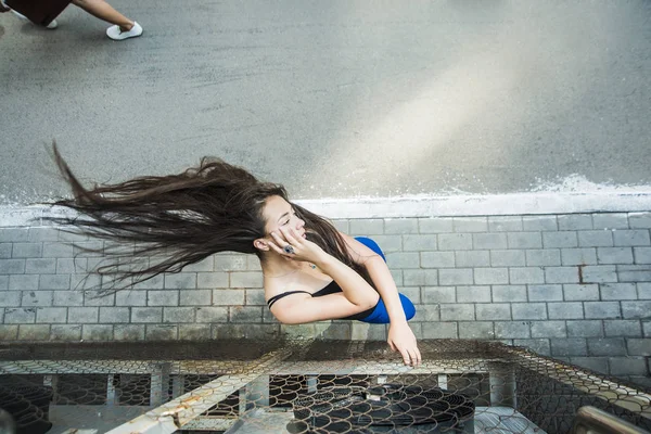 Meisje in de buurt van airconditioning. — Stockfoto