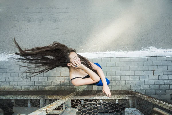 Meisje in de buurt van airconditioning. — Stockfoto