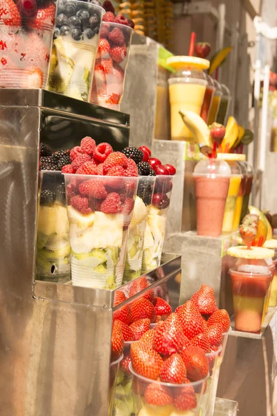 Batidos Frutas Recién Mezclados Varios Colores Sabores Frascos Plástico Escaparate — Foto de Stock