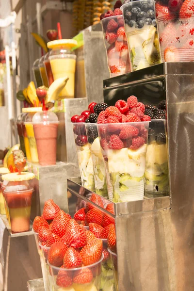 Φρεσκοαναμεμειγμένα Smoothies Φρούτων Διαφόρων Χρωμάτων Και Γεύσεων Πλαστικά Βάζα Βιτρίνα — Φωτογραφία Αρχείου