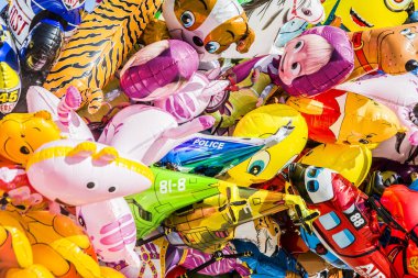 Bir sürü renkli balon satan bir satıcı. Çizgi film karakterleri için bir çok renkli balonun arkaplanı