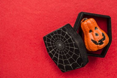 siyah tabutun içinde sarı kabak