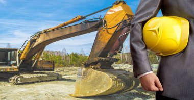 Sarı kask ile mühendis