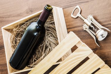 bir şarap şişesi kutusu