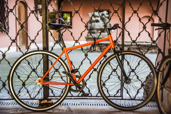 Orange vintage cykel — Stockfoto