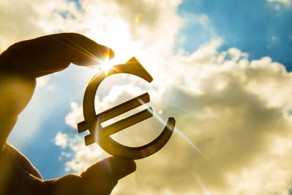 Mano del hombre sosteniendo Euro icono — Foto de Stock