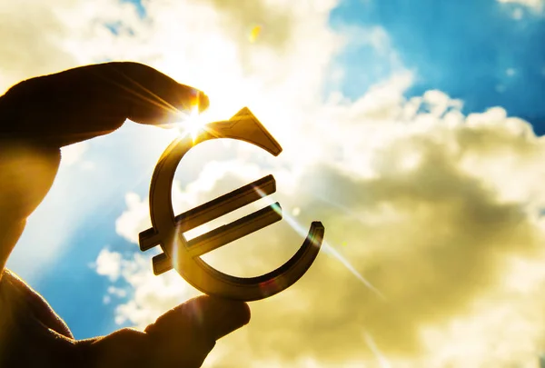 Férfi kezében Euro ikon — Stock Fotó