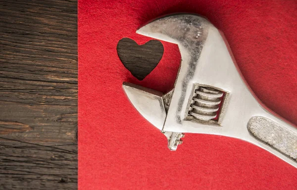 Ключ и сердце полумесяца — стоковое фото