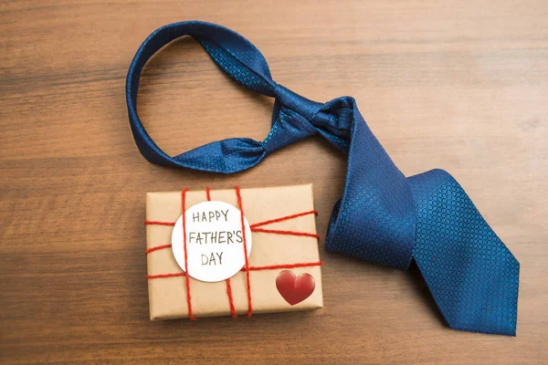 Caja de regalo, corbata azul, tarjeta — Foto de Stock