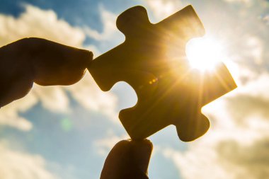  bulmaca parçası ile el