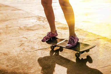  uzun paten kurulu ile genç kız.  