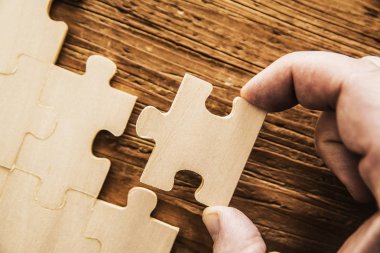 bulmaca parçası ile el 