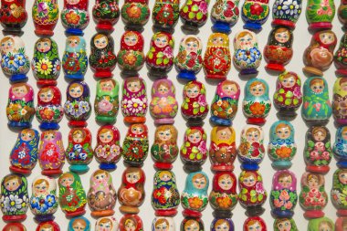 Moskova, Rusya - 01 Mayıs 2017: Farklı Rus matreshkas Hediyelik eşya pazarı dükkanında bebekler. Geleneksel klasik Rus el sanatları sanat arka plan. Ünlü klasik ve modern Rus bebek matreshka oyuncaklar