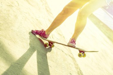  Kaykay üzerinde ince bacakları