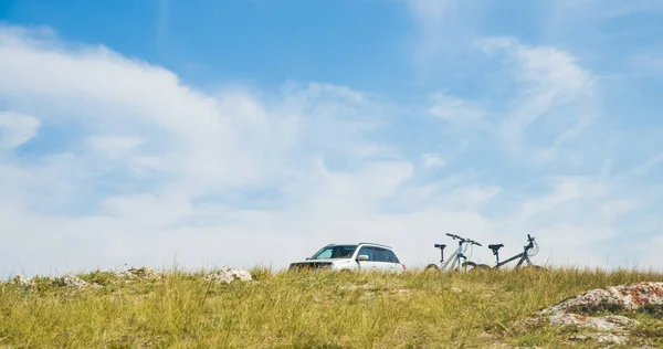 Couple of  bicycles and suv car — Stock Photo, Image